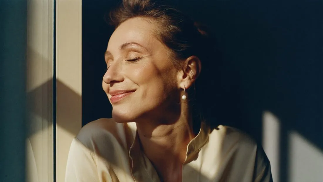Eine Frau in warmem Morgenlicht — ruhig und bei sich