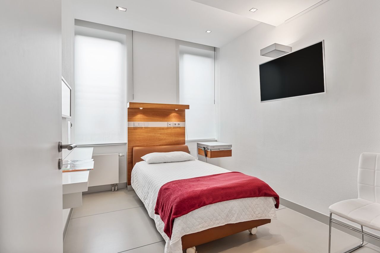 Helles Patientenzimmer für die Nacht nach dem Eingriff